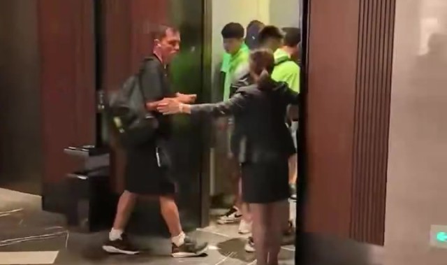 开云体育官网-📹王刚张玉宁与球迷冲突全程：被挑衅后从电梯冲出来与球迷对喷