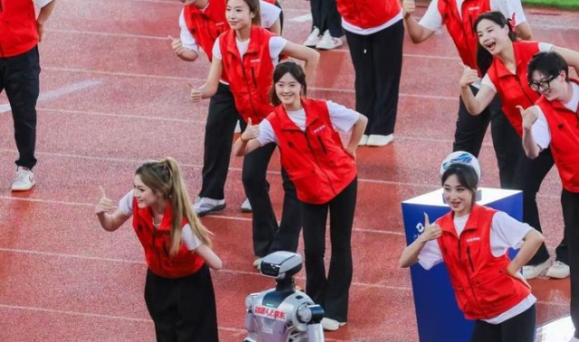 kaiyun-苏超赛博啦啦队亮相，机器人领舞引爆全场