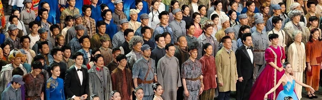 开云官网-吴越晒九三文艺晚会后台照，罗晋刘昊然累趴坐地上，幕后热闹有序