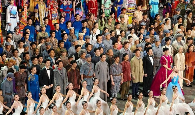 开云官网-吴越晒九三文艺晚会后台照，罗晋刘昊然累趴坐地上，幕后热闹有序