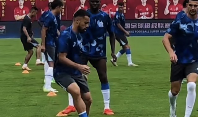 沪媒：于汉超阿苏埃均未随队到长春战亚泰，特谢拉赛前仍单独训练